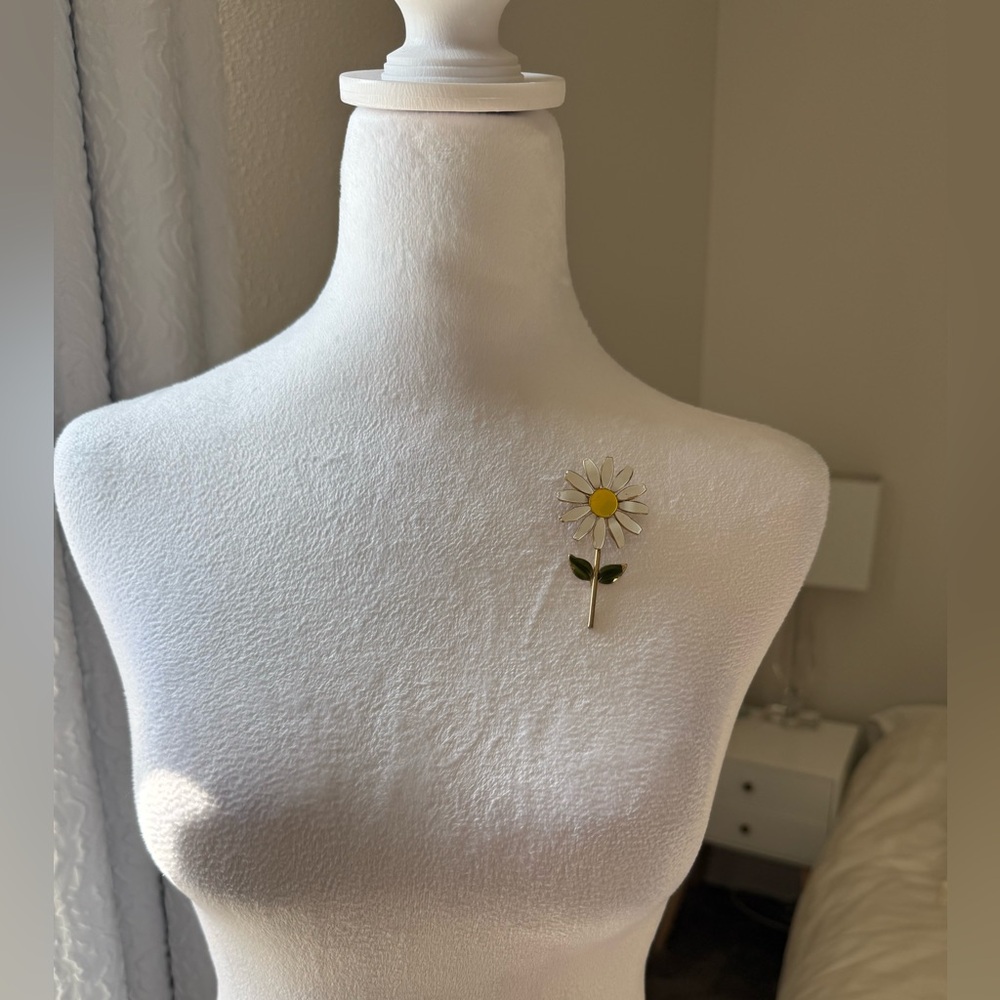 Vintage Daisy Flower Brooch Pin